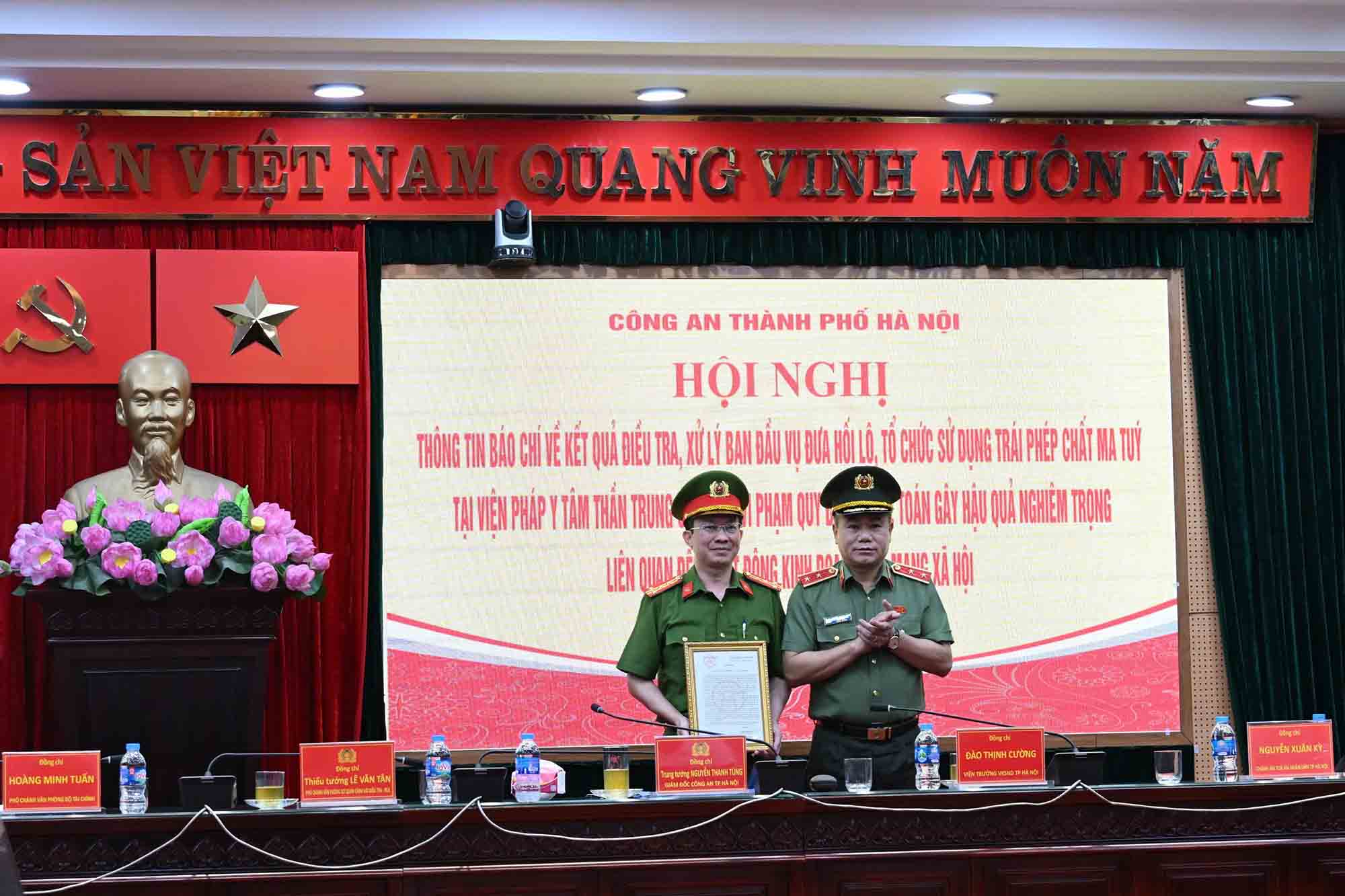 Giam doc Cong an thanh pho Ha Noi trao Thu khen cua Bi thu Thanh uy Ha Noi Bui Thi Minh Hoai cho Van phong Co quan Canh sat dieu tra, Cong an thanh pho Ha Noi. Anh: Ngoc Bich