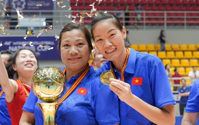 Huan luyen vien Ngoc Hoa (phai) dan dat tuyen bong chuyen nu Viet Nam o giai giao huu Shanghai Future. Anh: Bong chuyen Viet Nam