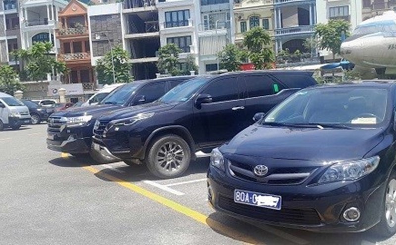 8 commune-level positions are allowed to use public cars according to the new regulations. Photo: Xuyen Dong
