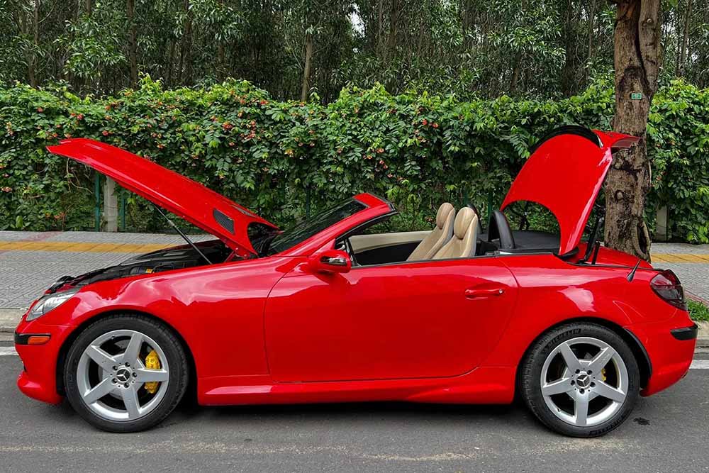 Mercedes-Benz SLK 350 Convertible, diseño deportivo, potente motor V6, prominente en el rango de precios de mas de 500 millones. Foto: Huu Thang