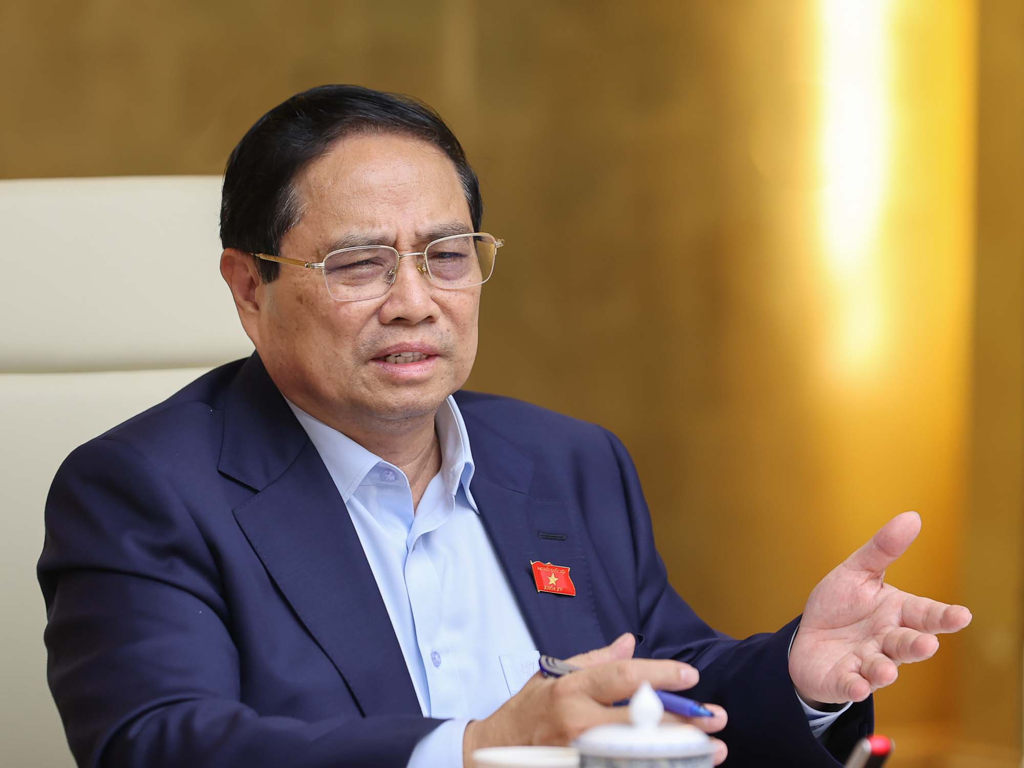 Uy vien Bo Chinh tri, Thu tuong Chinh phu yeu cau chong tinh trang “duc nuoc beo co“, dau co vang, ngoai te. Anh: VGP/Nhat Bac.