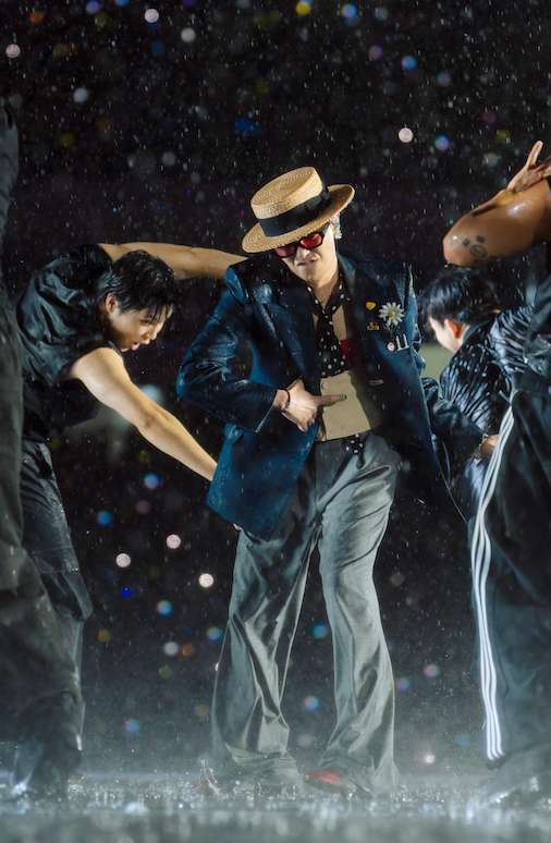 G-Dragon chay het minh cung fan Viet bat chap con mua tam ta tai Ha Noi. Anh: VPBank
