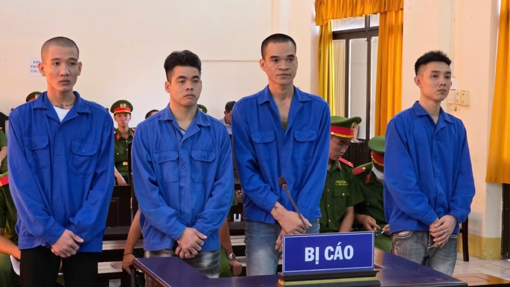 Nhóm thanh niên mang dao xông vào nhà, đuổi chém khiến nạn nhân bị thương nặng. Ảnh: Văn Vũ