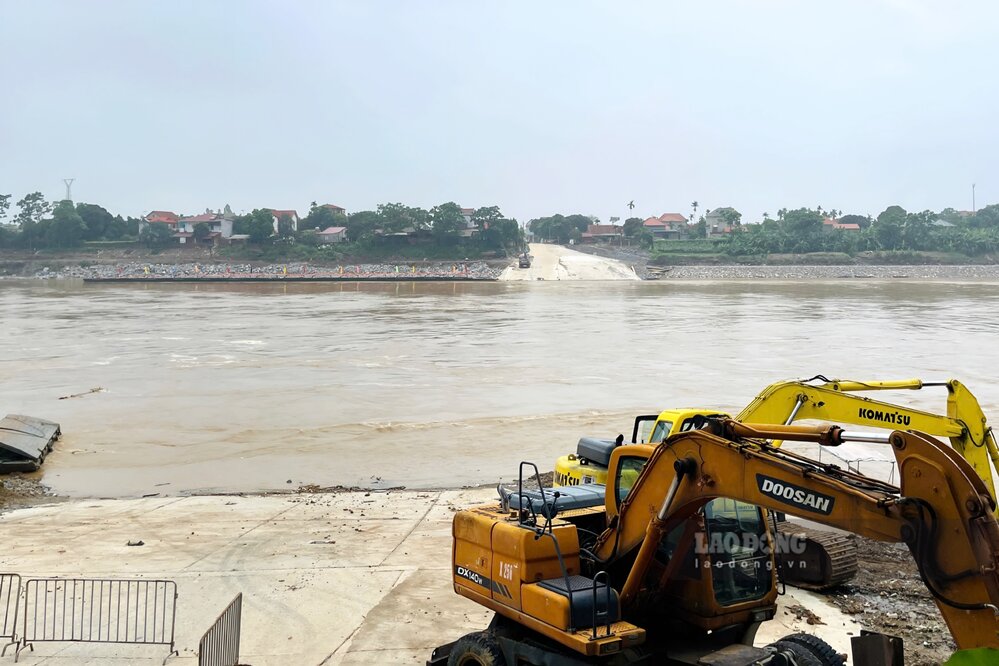 Nước sông Hồng tại cầu phao Phong Châu ngày 23.6 đã dâng cao, chảy xiết. Ảnh: Tô Công.