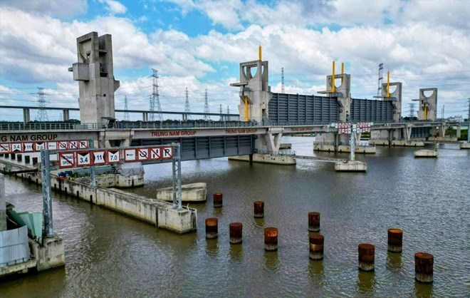 The 10,000 billion VND tidal barrier project in Ho Chi Minh City has stopped construction since November 2020. Photo: Anh Tu