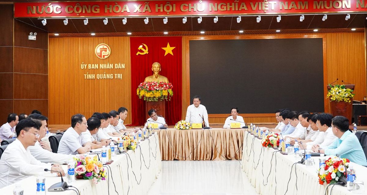 Lanh dao 2 tinh to chuc cuoc hop de nghe cac so, nganh lien quan bao cao tinh hinh, ket qua thuc hien ve sap xep cac don vi hanh chinh va xay dung mo hinh to chuc chinh quyen dia phuong 2 cap. Anh: Han Nguyen