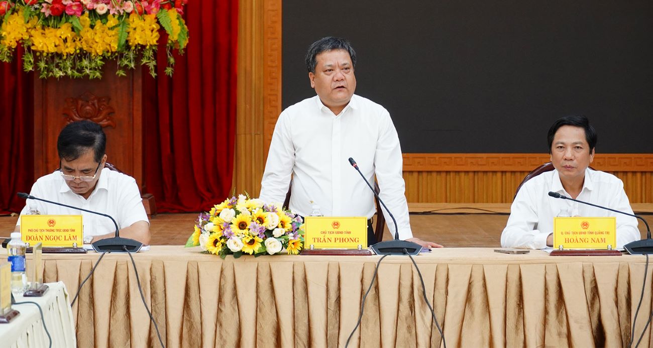 Los lideres de las provincias de Quang Binh y Quang Tri presidieron la reunion, solicitando completar el trabajo de personal para que al consolidar el aparato, se operara sin problemas. Foto: Han Nguyen
