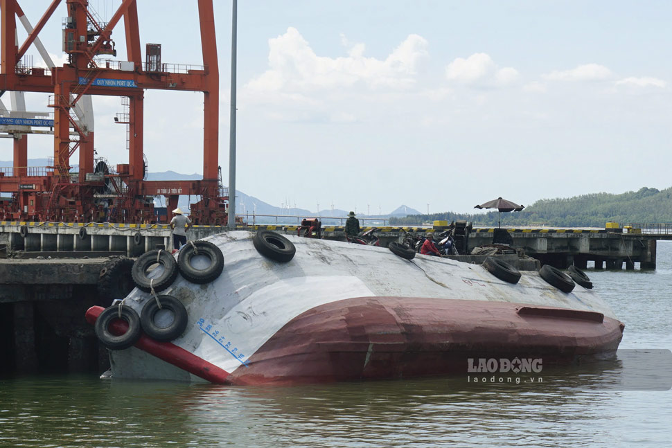 The ship carrying construction materials overturned while anchored in the Ham Tu bridge area (Quy Nhon Fishing Port). Photo: Doan Ca