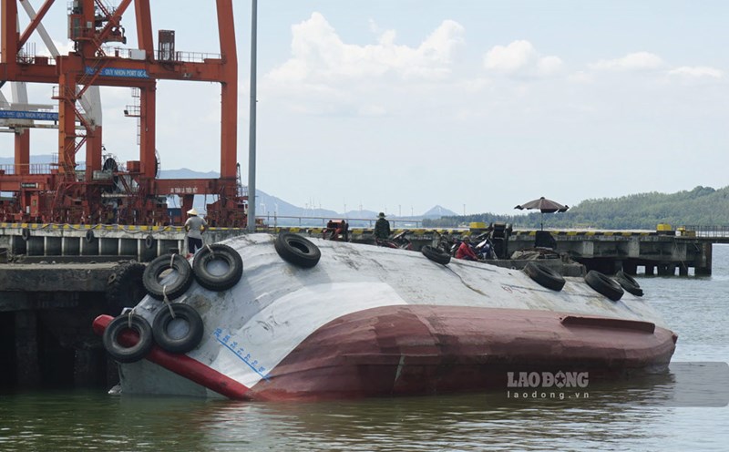 The ship carrying construction materials overturned while anchored in the Ham Tu bridge area (Quy Nhon Fishing Port). Photo: Doan Ca