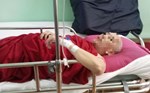 Supporting hundreds of millions of VND for a teacher in Hue in critical condition