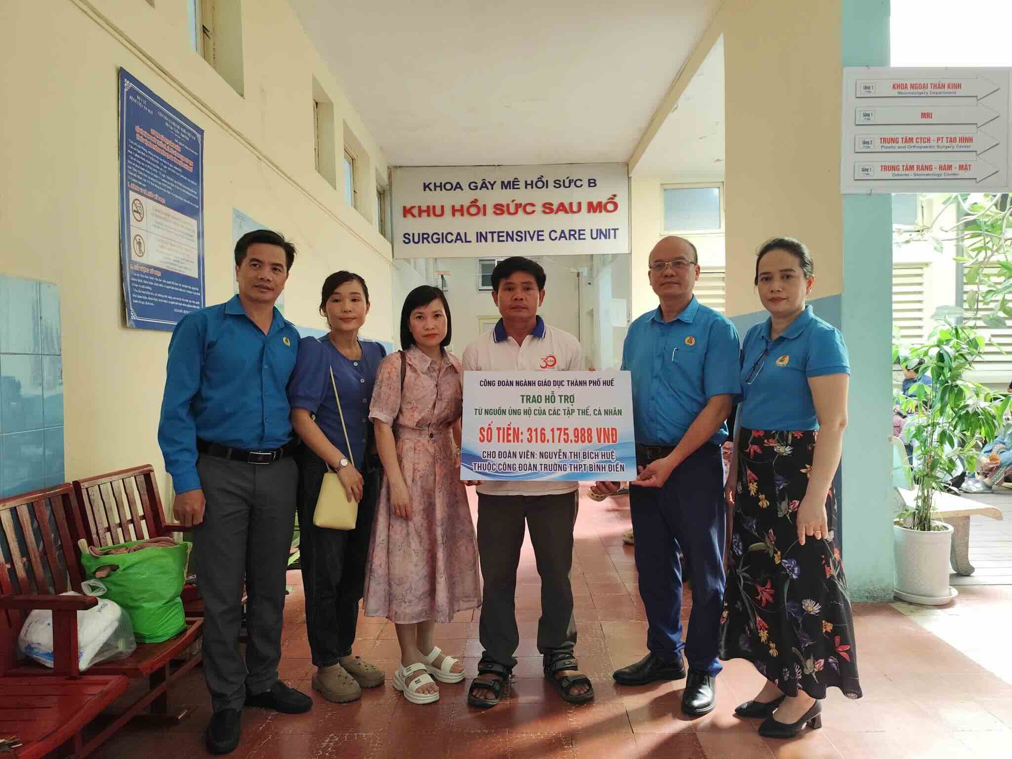 Cong doan nganh Giao duc TP Hue trao gan 317 trieu dong cho gia dinh chi Hue. Anh: Cong doan nganh Giao duc TP Hue