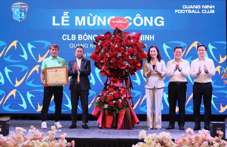 Quang Ninh nhan thuong tu lanh dao tinh va lanh dao cau lac bo. Anh: QNFC