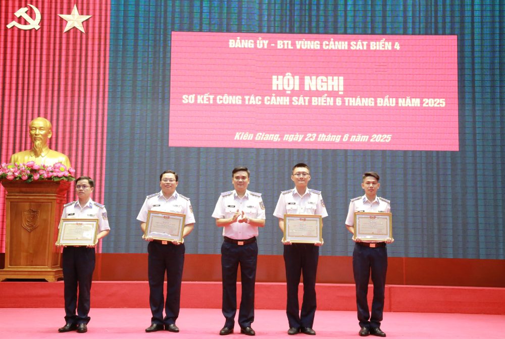 Thieu tuong Tran Van Luong, Tu lenh Vung trao tang Danh hieu Chien si thi dua toan quan cho cac ca nhan. Anh: BTL Vung CSB4