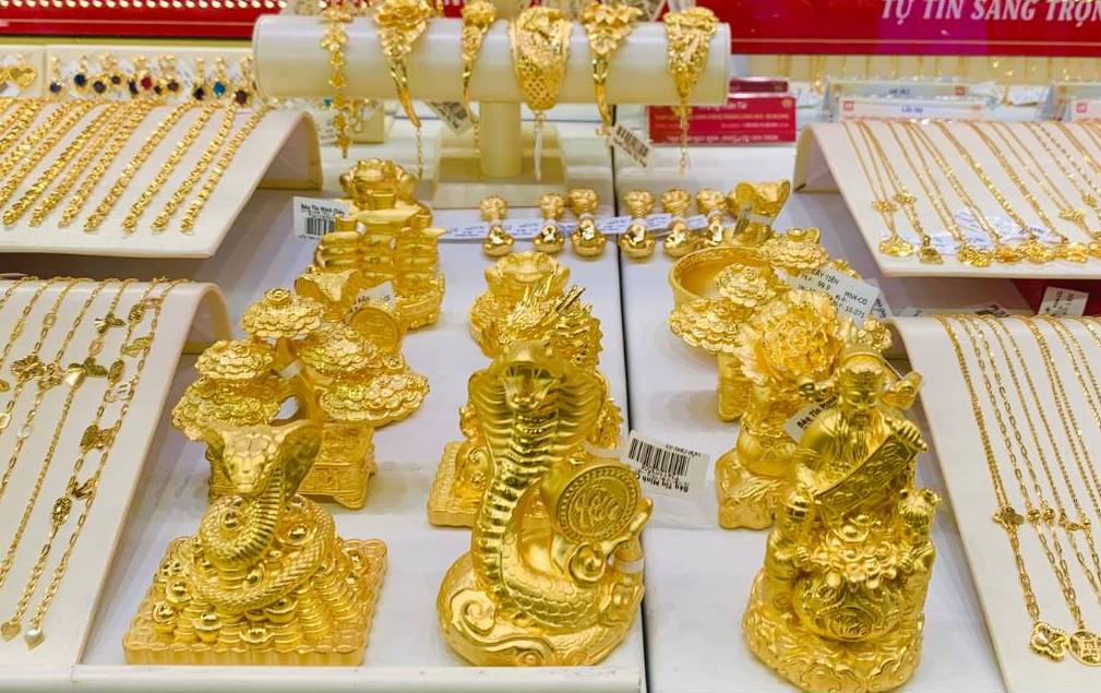 Gia vang giam nhe trong phien giao dich dau tuan khi dong USD vung gia. Anh: Phuong Anh