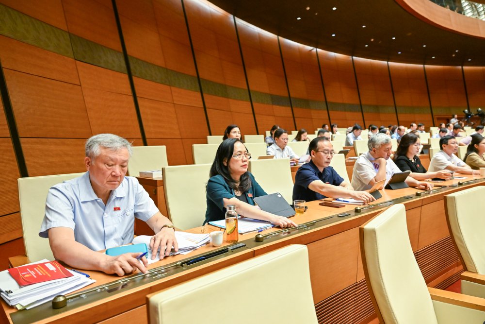 National Assembly deputies press the button to vote electronically at the 9th Session. Photo: Pham Dong