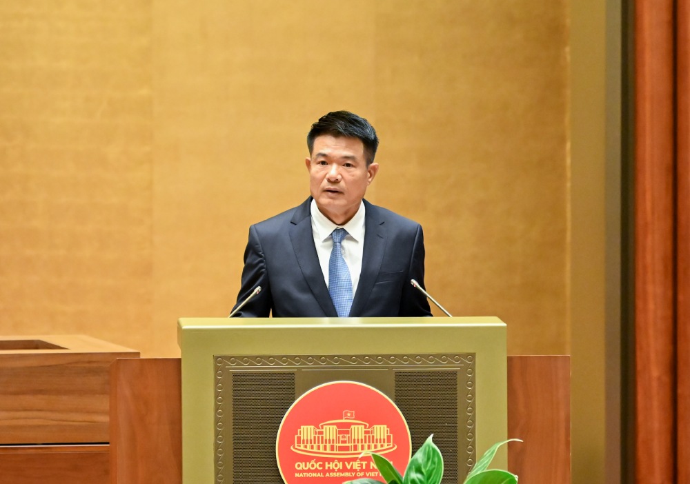 Director of the Supreme People's Procuracy Nguyen Huy Tien presented a report on the reception, explanation, and revision of the draft Resolution. Photo: Pham Dong