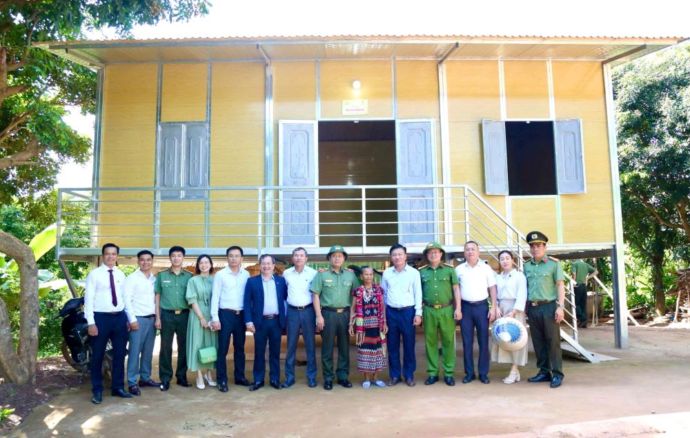 Ms. Ho Thi Lan (Ky Noi village, lia commune, Huong Hoa district, Quang Tri province) - who benefited from the temporary housing removal program welcomed the leaders of the Vietnam Fatherland Front Committee of Quang Tri province and sponsors. Photo: Minh Duc