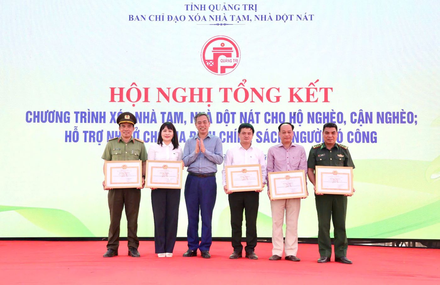 Lanh dao Tinh uy Quang Tri trao bang khen cua Ban Thuong vu Tinh uy cho cac tap the co thanh tich trong Chuong trinh xoa nha tam, nha dot nat. Anh: Minh Duc
