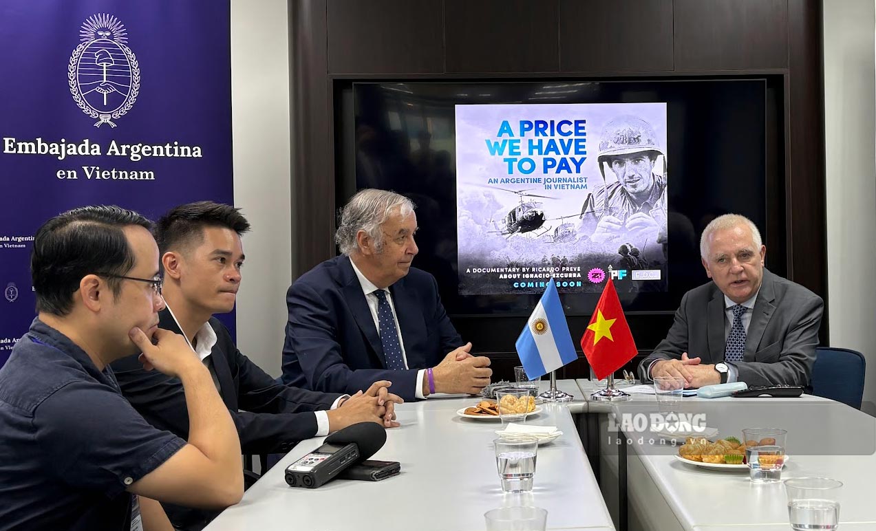 Director Ricardo Preve (tercero, izquierda) y Embajador Argentina en Vietnam Marcos Antonio Bednarski. Foto: Pham Huyen