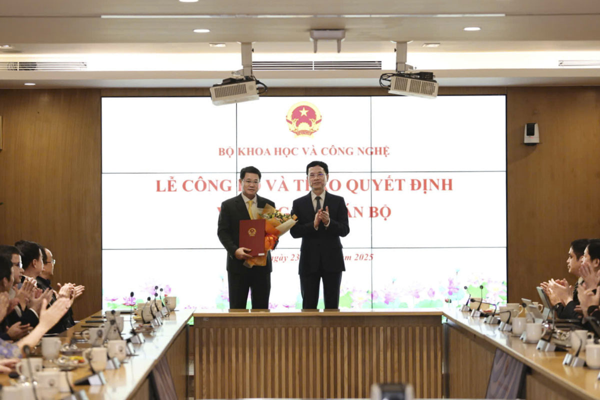 Minister Nguyen Manh Hung presented the decision to appoint Mr. Nguyen Truong Giang as Chairman of the Board of Members of Vietnam Post Corporation.