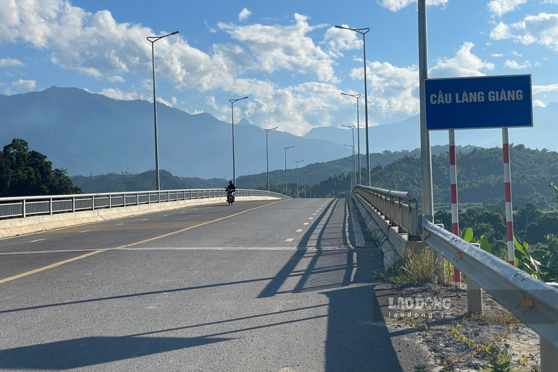 Tuy cau Lang Giang da hoan thanh va duoc dua vao su dung tu lau nhung rieng hang muc duong dan noi tu Tinh lo 161 phai den dau nam 2025 moi duoc tham nhua. Anh: Dinh Dai