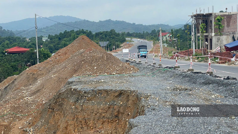 Sau khi tiep nhan phan anh, cac don vi da vao cuoc kiem tra, buoc nha thau phai sua lai. Cung theo ghi nhan ngay 24.6, hang chuc met chieu dai duong nhua da bi dao len de lu nen dat phia duoi.
