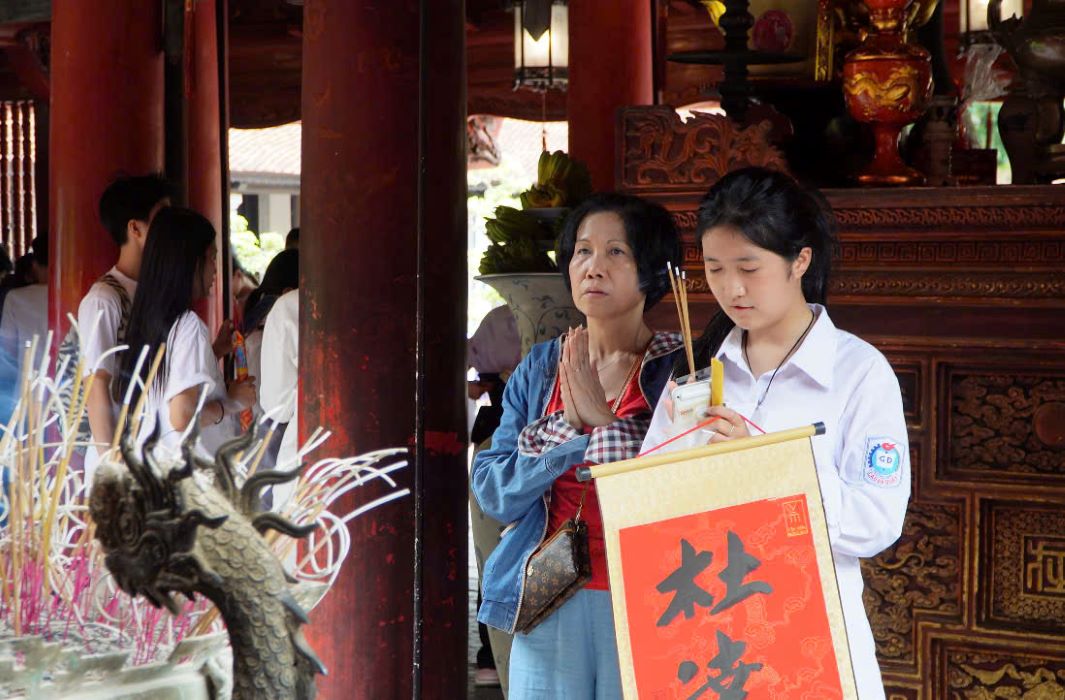 Students and parents flock to the Temple of Literature - Quoc Tu Giam to pray for good luck before the 2025 high school graduation exam. Photo: Anh Duc