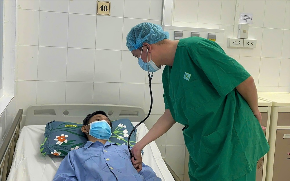 Kiem tra suc khoe cho benh nhan sau phau thuat. Anh: BVCC.