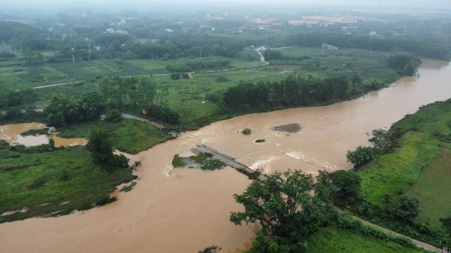 Las presas de desbordamiento a Binh Son y Ba Xuyen Communes (Song Cong City, Thai Nguyen) fueron arrastradas por inundaciones. Foto: Phung Minh