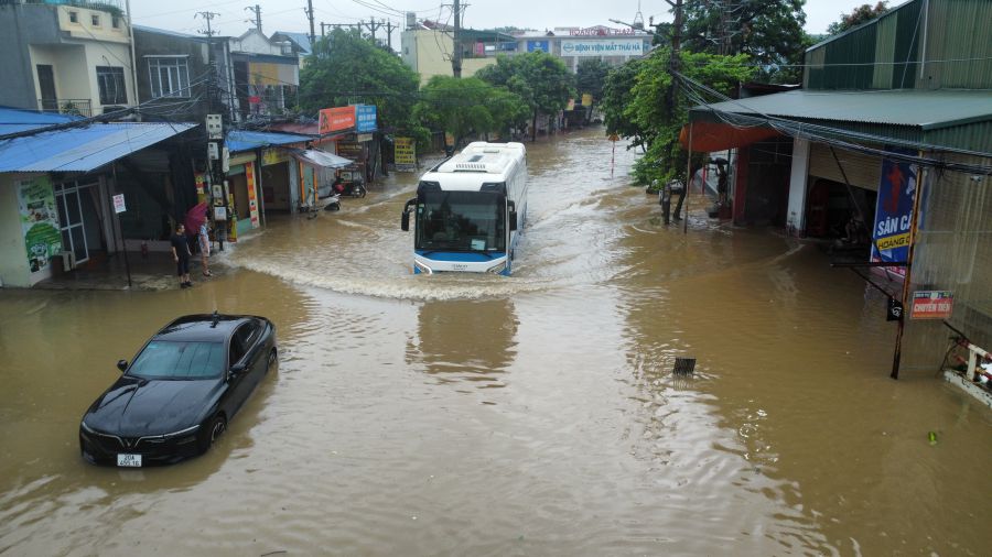 Mua lon lam nhieu khu vuc tai TP Thai Nguyen ngap sau.Anh: Phung Minh