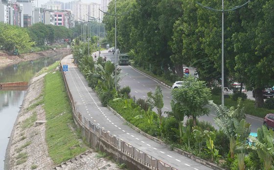 Tháo dỡ rào chắn, hoàn trả tuyến đường dọc sông Tô Lịch