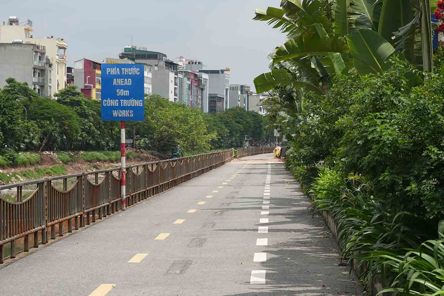 Bang cong truong dang thi cong duoc dat tren tuyen. Anh: Song Huu