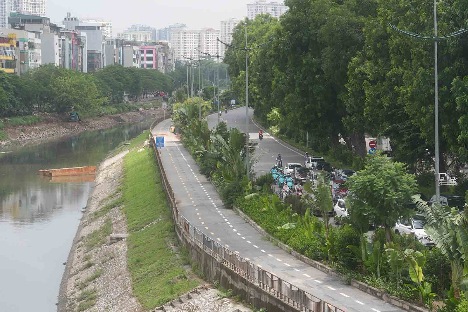 Lan duong danh rieng cho xe dap, nguoi di bo doc song To Lich, sang 23.6. Anh: Song Huu