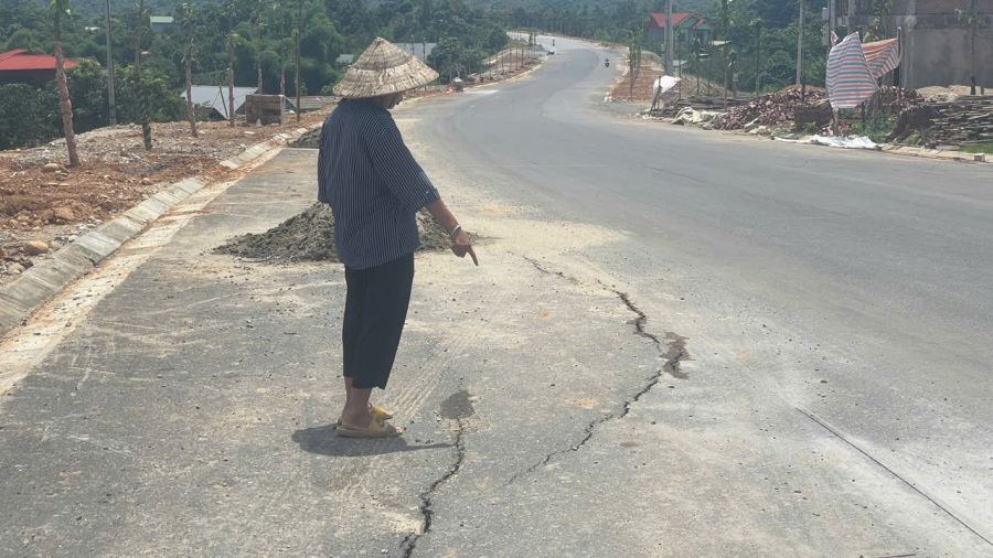 People reported that the road connecting Lang Giang bridge is cracked even though it has not been handed over and accepted. Photo: Dinh Dai