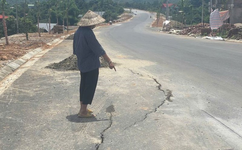 People reported that the road connecting Lang Giang bridge is cracked even though it has not been handed over and accepted. Photo: Dinh Dai