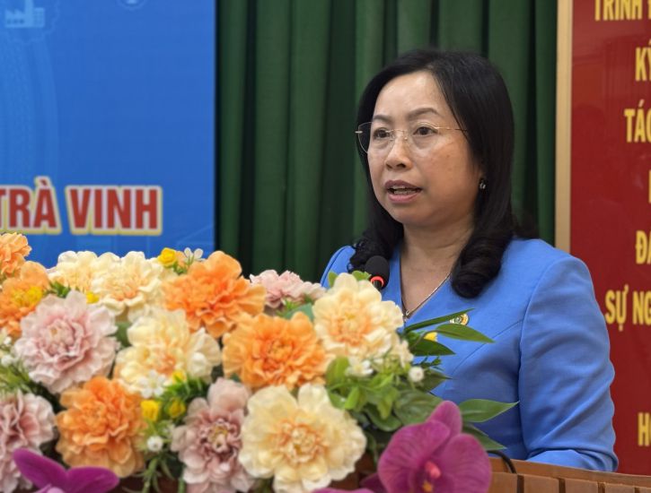 Ms. Thai Thu Xuong - Permanent Vice President of the Vietnam General Confederation of Labor gave a speech at the 7th Conference of the Executive Committee of the Tra Vinh Provincial Federation of Labor (Term XI), term 2023 - 2028. Photo: Hoang Loc