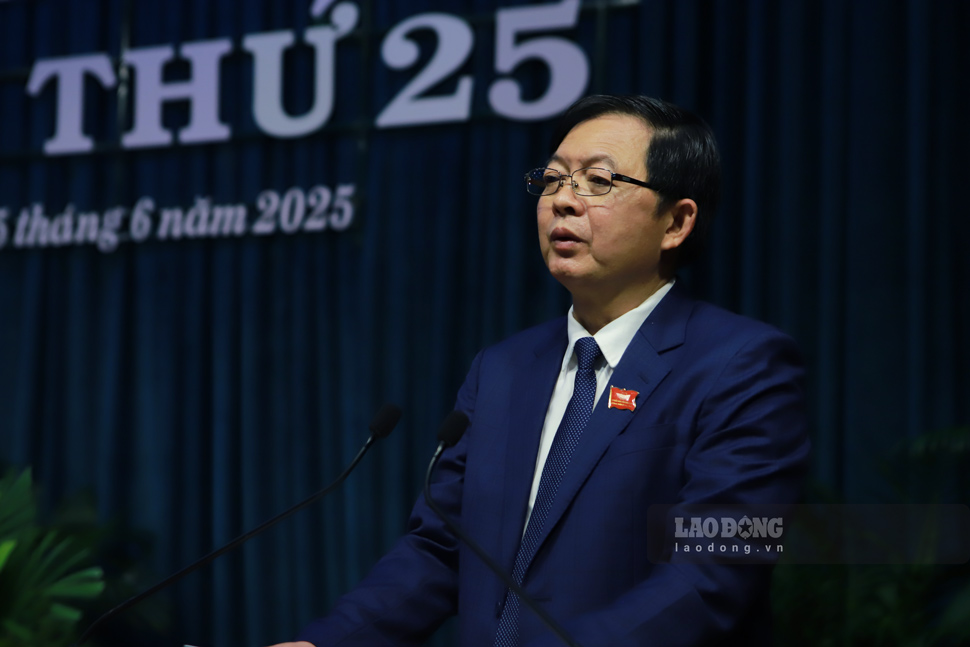 Mr. Ho Quoc Dung - Secretary of the Provincial Party Committee, Chairman of the People's Council of Binh Dinh province - delivered the opening speech at the session. Photo: Hoai Phuong