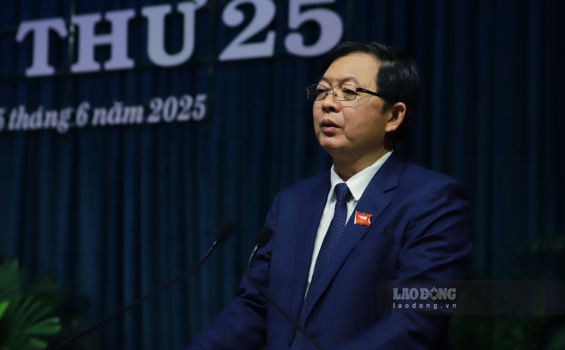Mr. Ho Quoc Dung - Secretary of the Provincial Party Committee, Chairman of the People's Council of Binh Dinh province - delivered the opening speech at the session. Photo: Hoai Phuong
