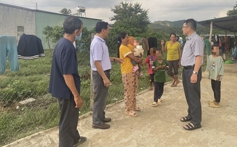 Dak Lak Provincial Health Ministers propagate measles prevention to people. Photo: Kim Long