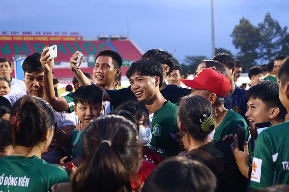 Nhieu co dong vien se den san Thong Nhat co vu Binh Phuoc. Anh: Thanh Vu