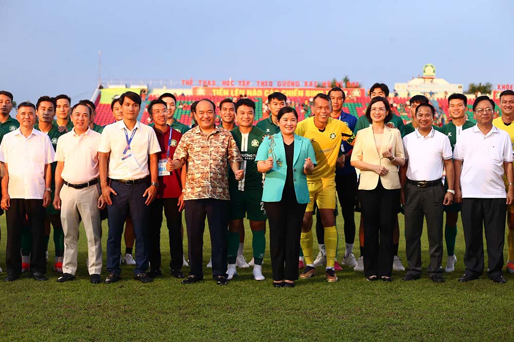 Lanh dao tinh Binh Phuoc va lanh dao cau lac bo luon danh su quan tam dac biet cho bong da. Anh: Thanh Vu