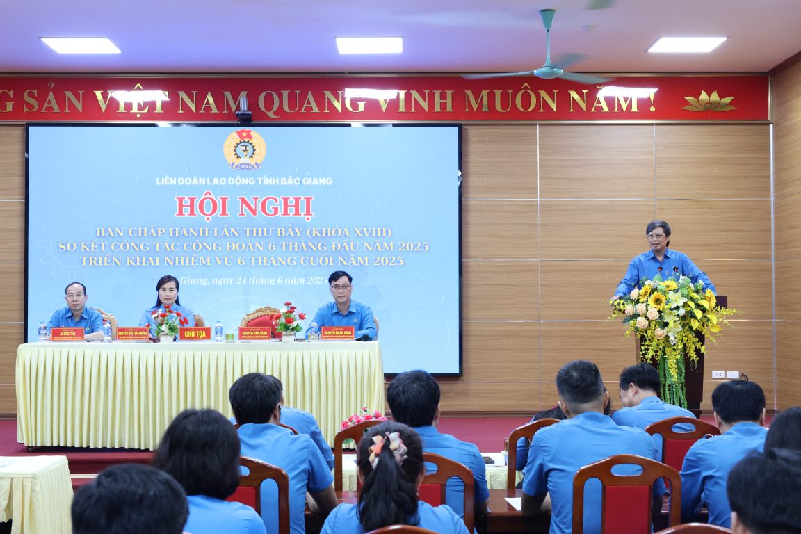 Chairman of the Bac Giang Provincial Labor Federation Nguyen Van Canh spoke at the conference. Photo: Bao Han