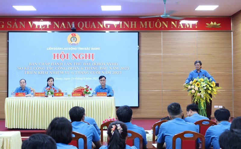 Chairman of the Bac Giang Provincial Labor Federation Nguyen Van Canh spoke at the conference. Photo: Bao Han