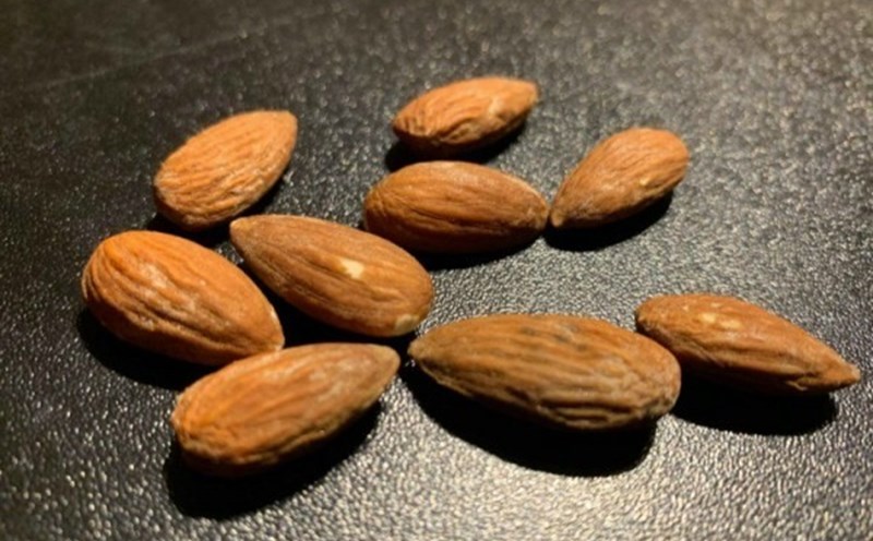 Almonds are a food to eat before bed that helps burn fat and increase muscle after age 40. Photo: Thanh Thanh