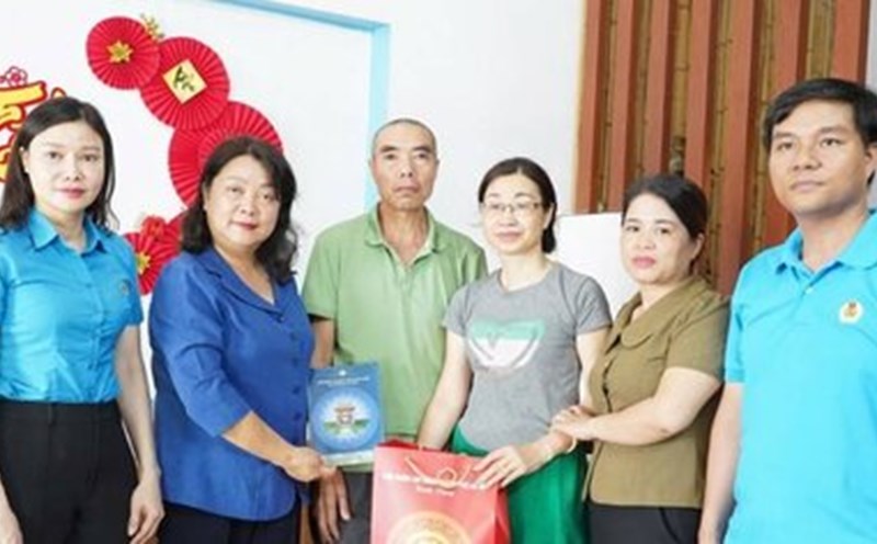 Leaders of the Hanoi City Labor Federation presented support to workers who were involved in work-related accidents. Photo: Manh Quan