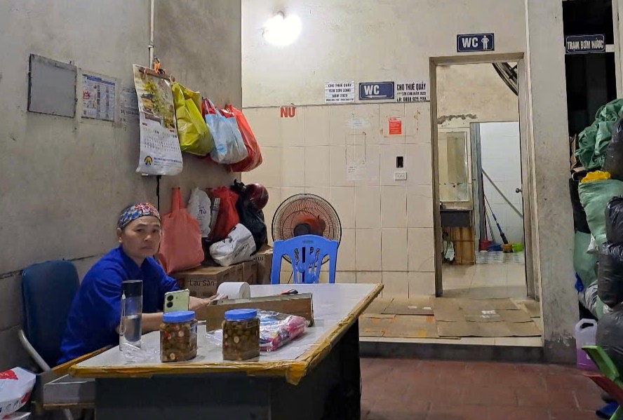 Ban tra hoa don dat ngay loi ra vao nha ve sinh cua cho Son Long. Anh: Yen Van