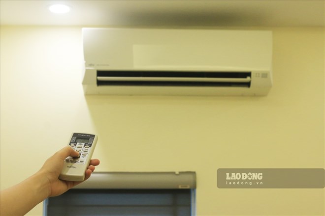 La razon de un cubo en la habitacion es abrir el aire acondicionado. Foto: Khanh an