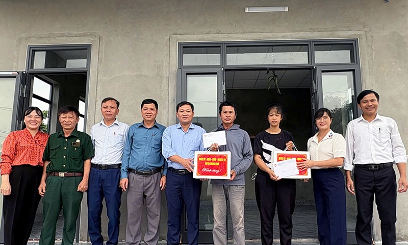 Comite del Partido, Consejo Popular, Comite Popular, Comite del Frente de la Paterna de Vietnam del distrito de Quang Ninh otorgo apoyo para nuevas casas para personas. Foto: Thanh Hai