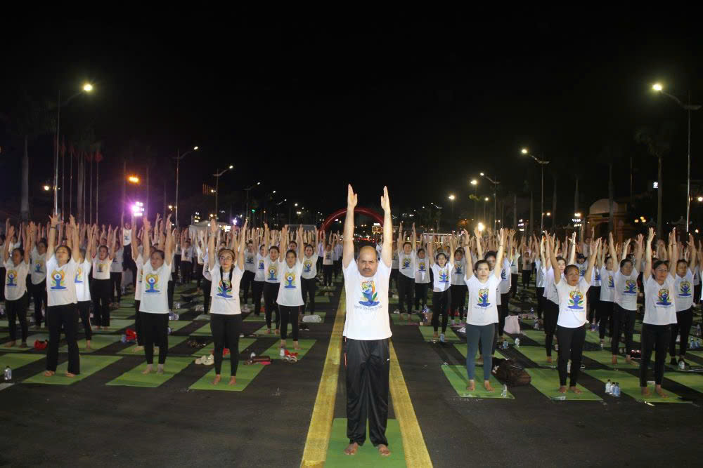 Day la su kien doi ngoai nhan dan quan trong chao mung Ngay Quoc te Yoga lan thu 11. Anh: Thanh Huyen