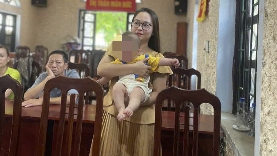 The abandoned baby is being temporarily cared for by the Man Duc town government. Photo: Huong Tra